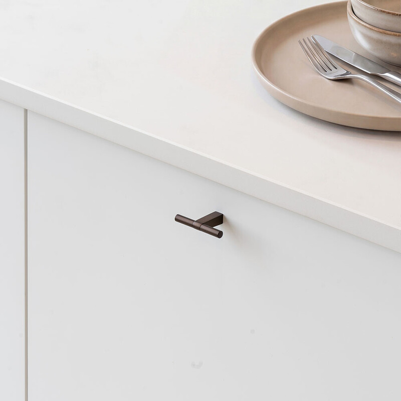 Knopp T Petit - Brunerad Mässing