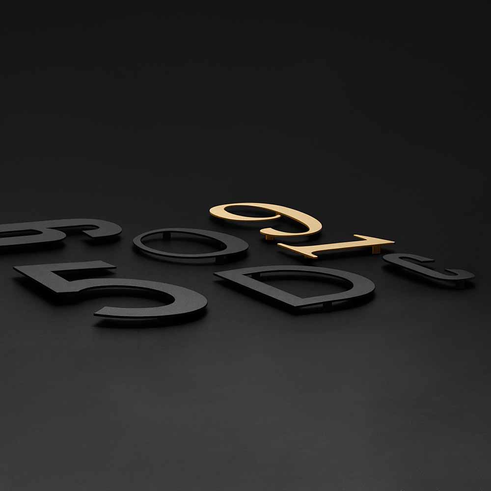 Husnummer Century - Mässing